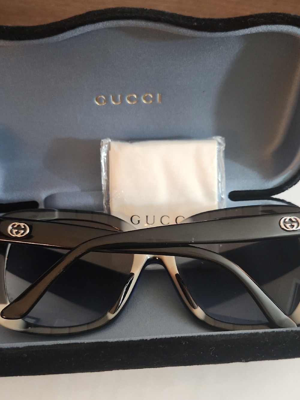 Gucci Navy Blue Women's Sunglasses with Branded Case - Picture 6 of 6